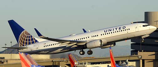 United 737-824 N18220, December 23, 2011